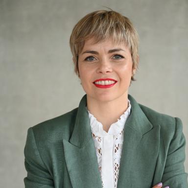 Book a Consultation with Larah Ciampa - iknowly Consultant Larah Ciampa - iknowly Consultant